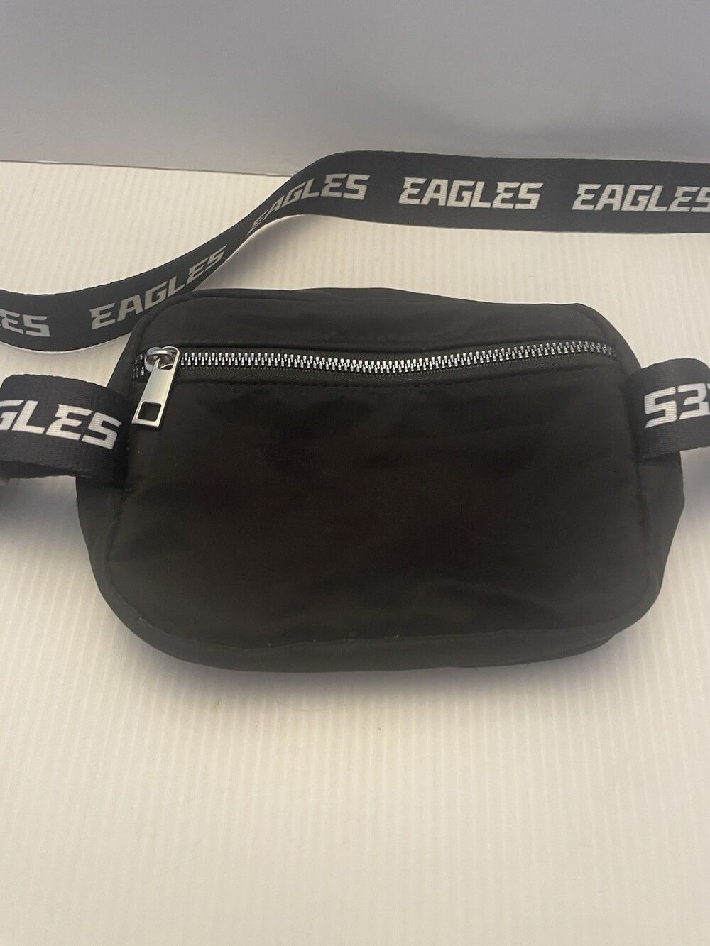 NFL Philadelphia Eagles Crossbody Belt Bag FOCO - Picture 2 of 5